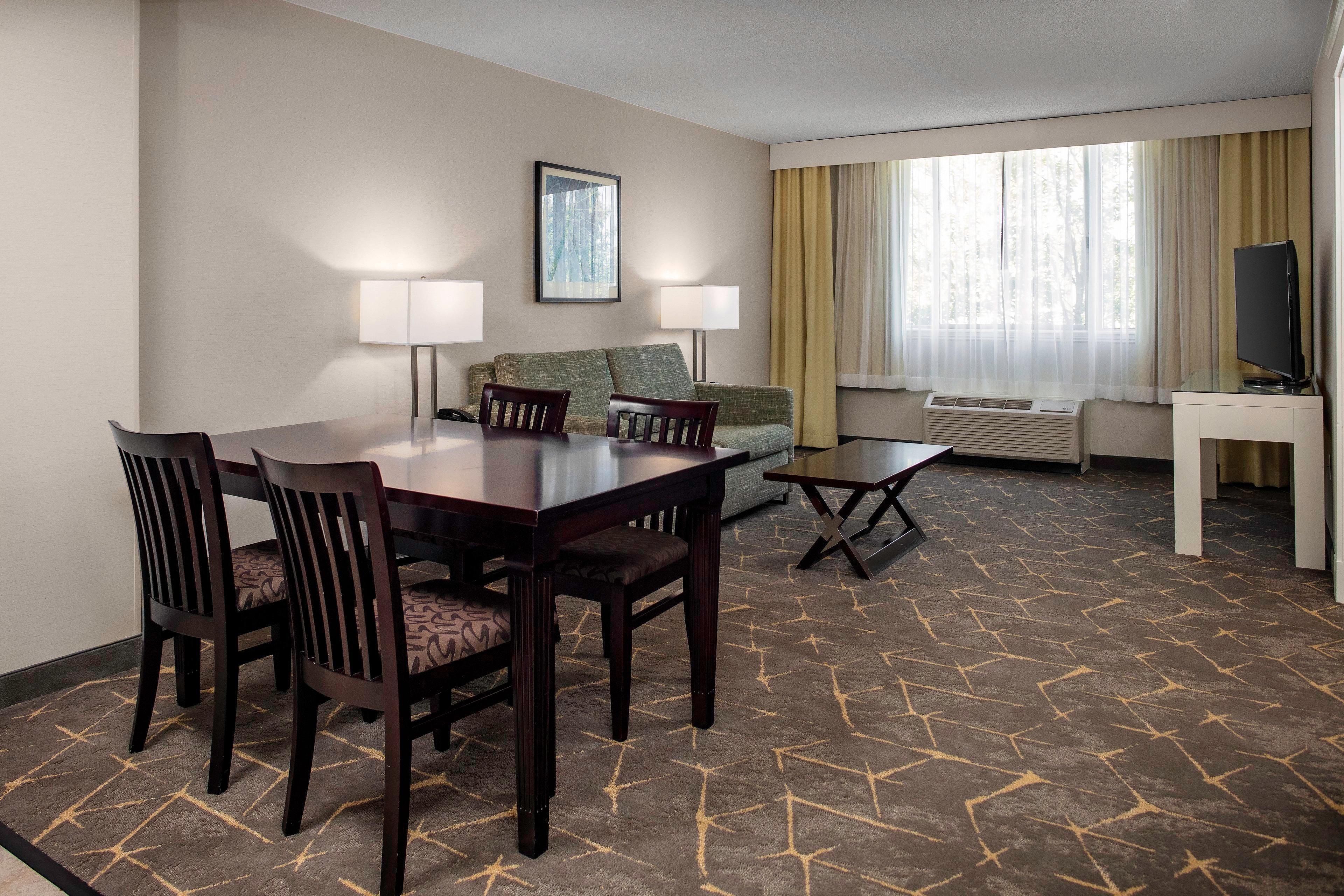 Holiday Inn & Suites Boston Peabody, An Ihg Hotel Exterior photo